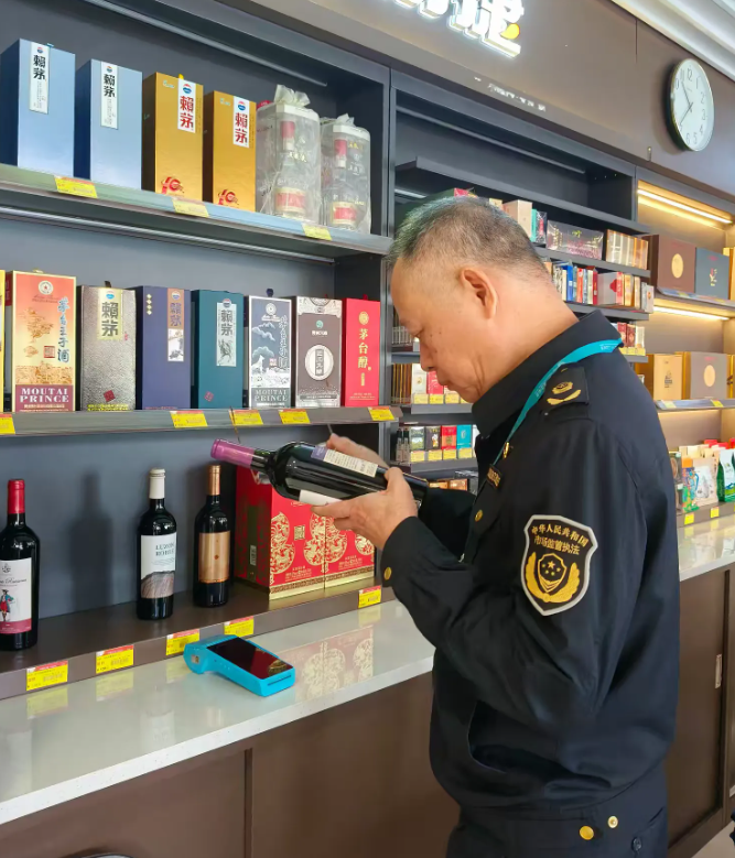 機(jī)場(chǎng)分局重拳出擊 開展進(jìn)口酒類商品專項(xiàng)排查打擊行動(dòng)，筑牢酒類經(jīng)營(yíng)安全防線